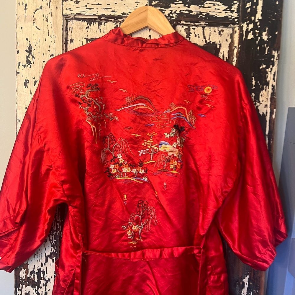 Pearls Red vintage embroidered Chinese Silky robe. Size Medium. - Picture 6 of 7